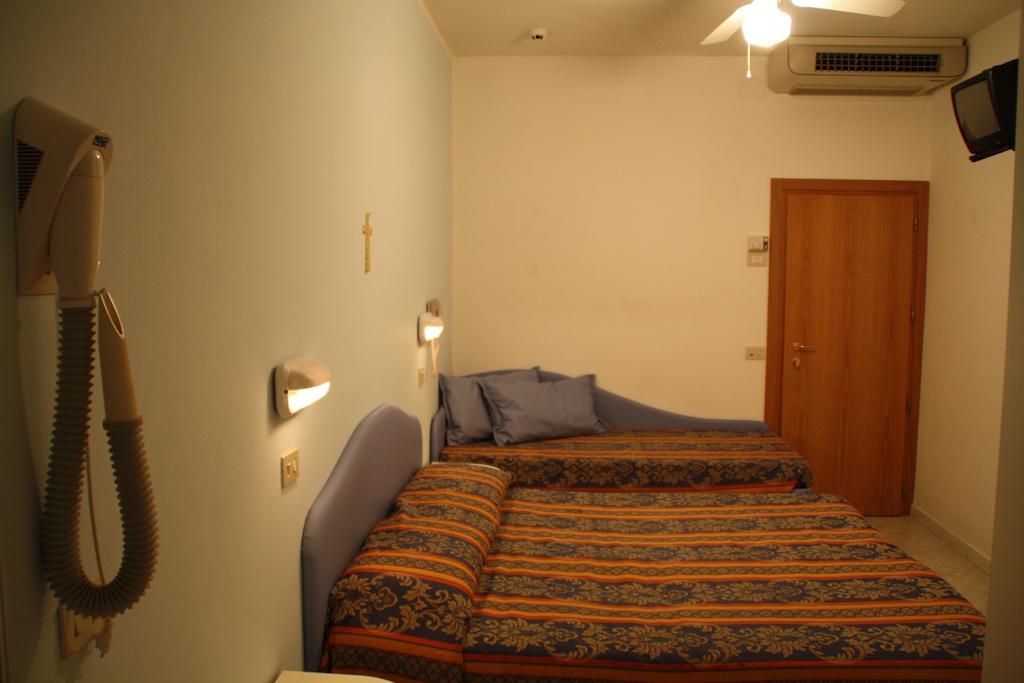 Hotel Tiglio Римини Стая снимка