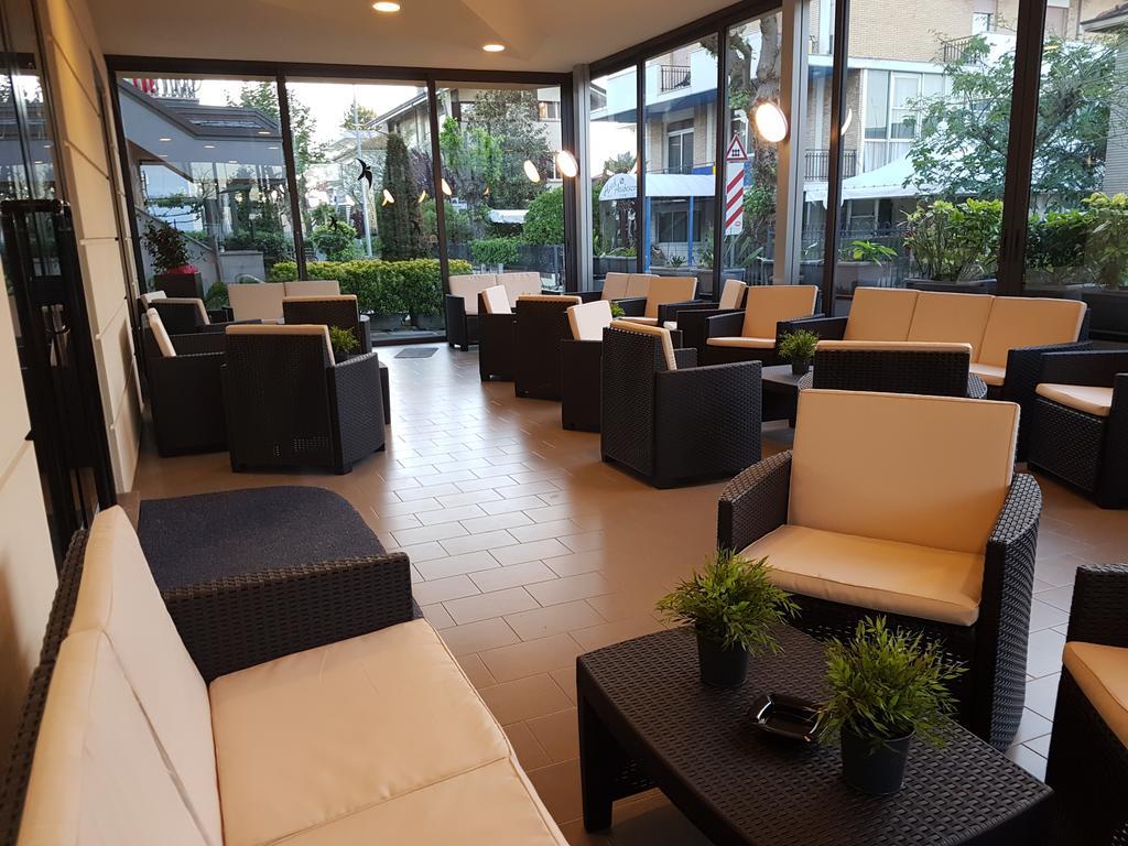Hotel Tiglio Римини Екстериор снимка