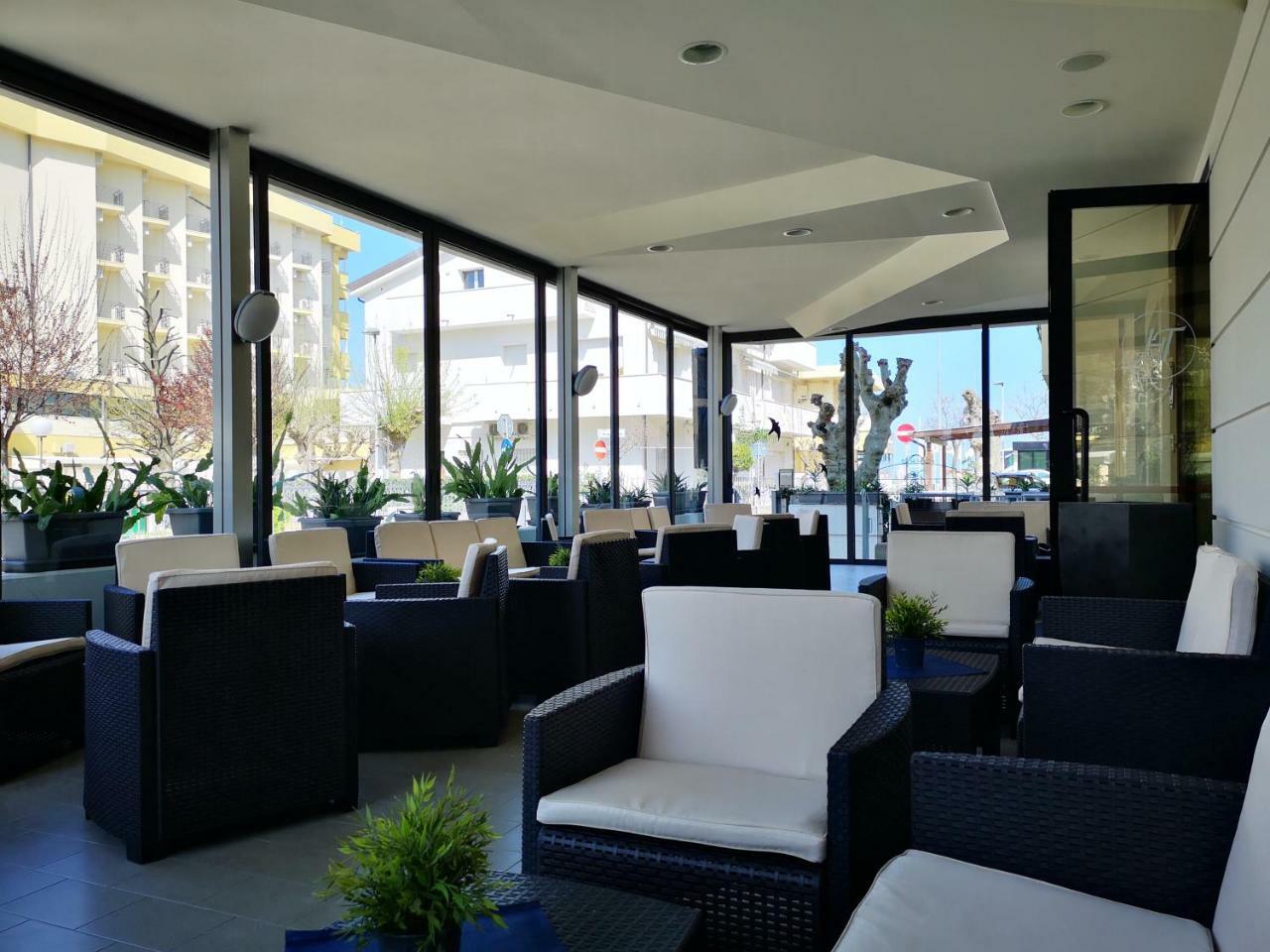 Hotel Tiglio Римини Екстериор снимка