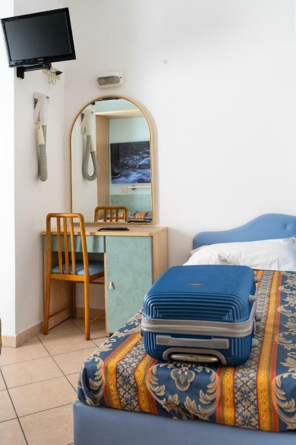Hotel Tiglio Римини Екстериор снимка