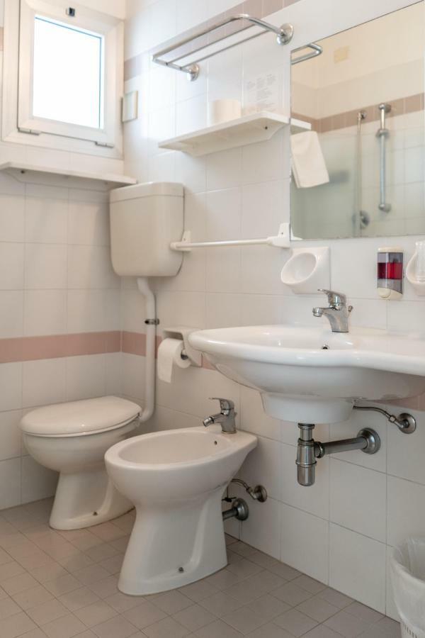Hotel Tiglio Римини Екстериор снимка