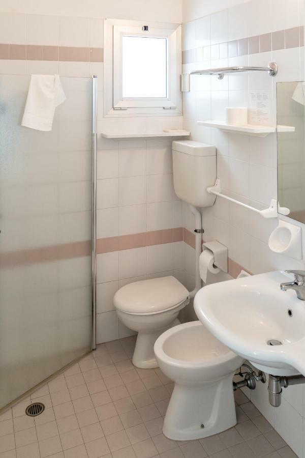 Hotel Tiglio Римини Екстериор снимка