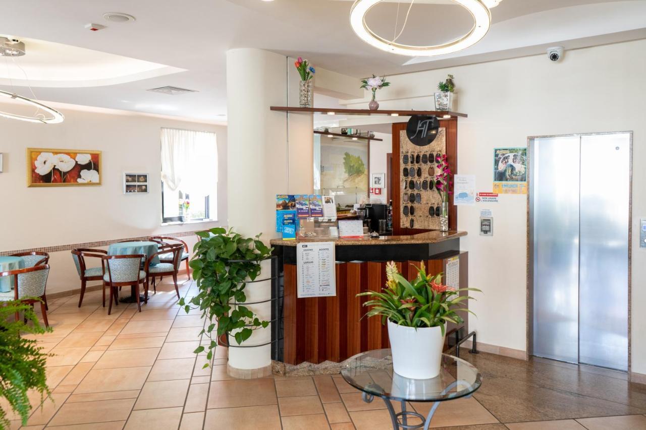 Hotel Tiglio Римини Екстериор снимка