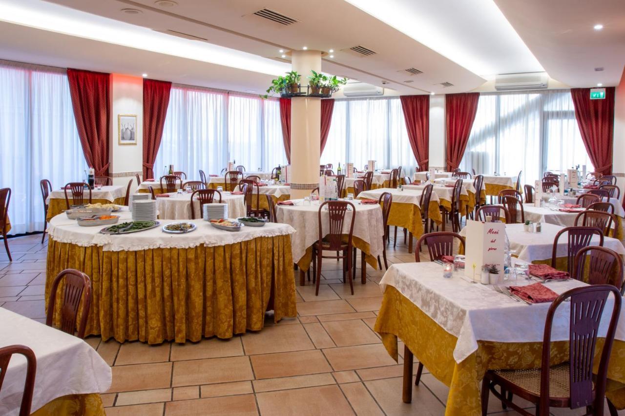 Hotel Tiglio Римини Екстериор снимка