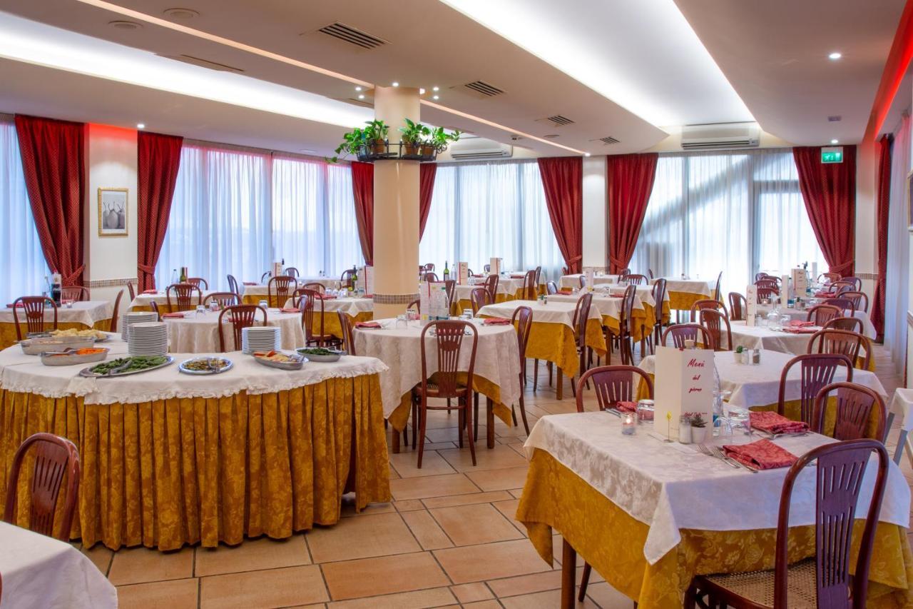 Hotel Tiglio Римини Екстериор снимка